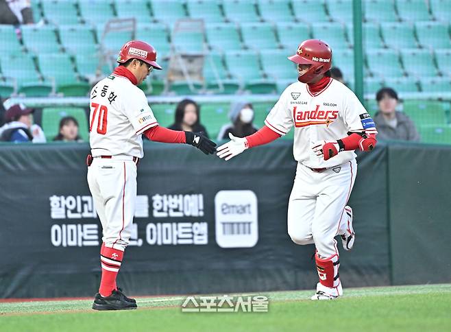 SSG 최정이 2일 문학구장에서 열린 2026 KBO리그 키움과의 경기 1회말 1사 1루 상황에서 키움 선발 정현우를 상대로 2점 홈런을 치고 베이스를 돌며 조동화 코치와 하이파이브를 하고 있다. 최정의 시즌 첫 홈런. 문학 | 박진업 기자 upandup@sportsseoul.com