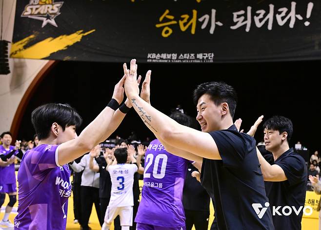 박철우(오른쪽에서 첫 번째) 감독 대행이 KB손해보험과 준PO에서 승리한 뒤 선수들과 하이파이브하고 있다. 사진 | 한국배구연맹