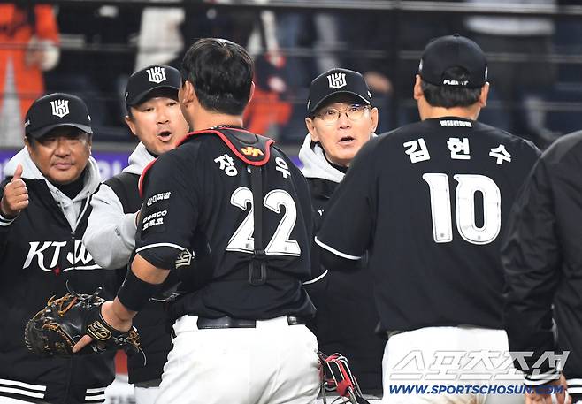 2일 대전 한화생명볼파크에서 열린 한화와 KT의 경기. KT가 한화에 승리했다. 승리의 기쁨을 나누는 KT 선수들. 대전=송정헌 기자songs@sportschosun.com/2026.04.02/
