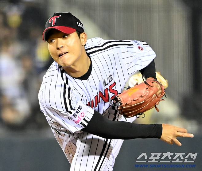 2일 잠실야구장에서 열린 KIA와 LG의 경기. LG 우강훈이 역투하고 있다. 잠실=허상욱 기자wook@sportschosun.com/2026.04.02/