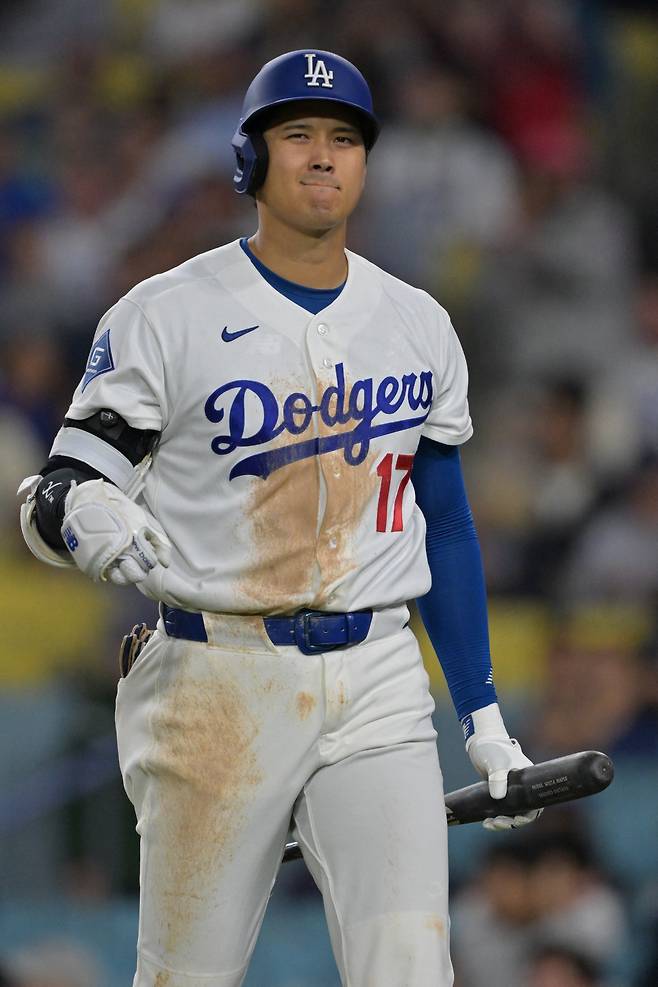 LA 다저스 오타니 쇼헤이가 2일(한국시각) 다저스타디움에서 열린 클리블랜드 가디언스전에서 8회말 체크스윙 삼진을 당한 뒤 오른손을 흔들며 더그아웃으로 물러나고 있다. 인상을 찌푸리면서 손목 또는 손 부상 의혹을 불러일으키고 있다. Imagn Images연합뉴스