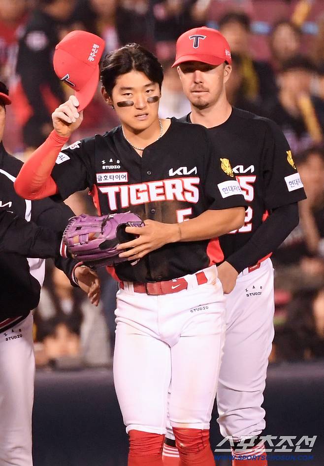 8회말 KIA 3루수 김도영이 수비 직후 통증을 호소하고 있다.