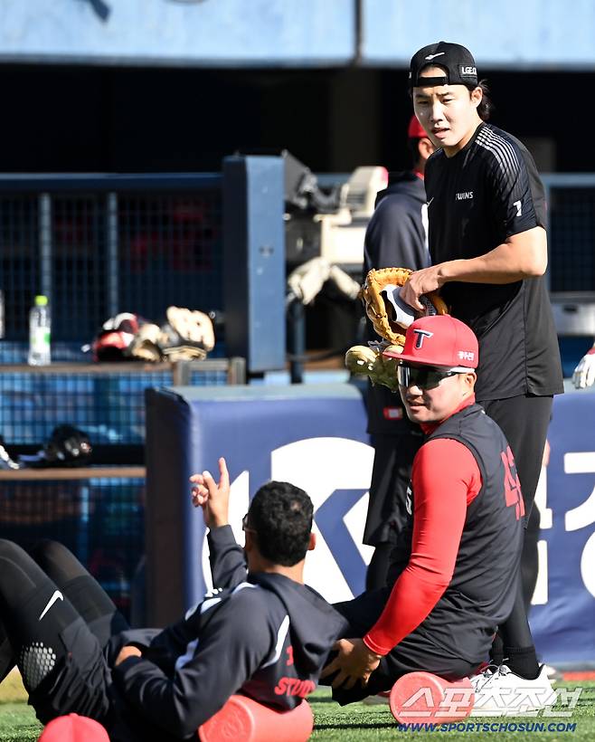 2일 잠실야구장에서 열린 KIA와 LG의 경기. LG 임찬규와 KIA 김태군, 카스트로가 이야기를 나누고 있다. 잠실=허상욱 기자wook@sportschosun.com/2026.04.02/