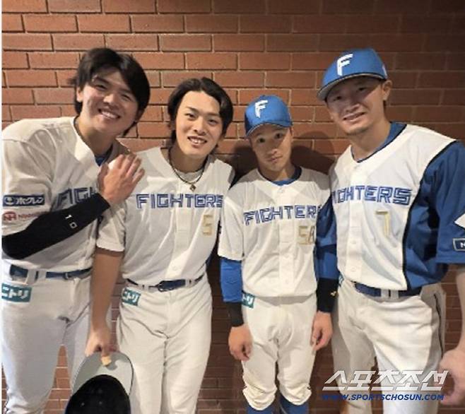 2일 지바 롯데전 승리의  주역들. 홈런을 친 시미즈, 노무라, 나라마와 2안타-1타점을 기록한 니시카가 함께 했다. 사진캡처=니혼햄 파이터스 SNS