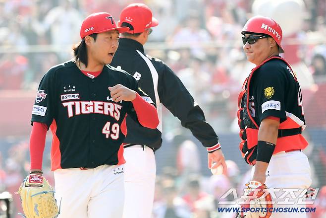 28일 인천 SSG랜더스필드에서 열린 SSG와 KIA의 경기. 7회말 무사 만루 위기를 자초한 KIA 김범수가 마운드에서 내려오고 있다. 인천=박재만 기자 pjm@sportschosun.com/2026.03.28/