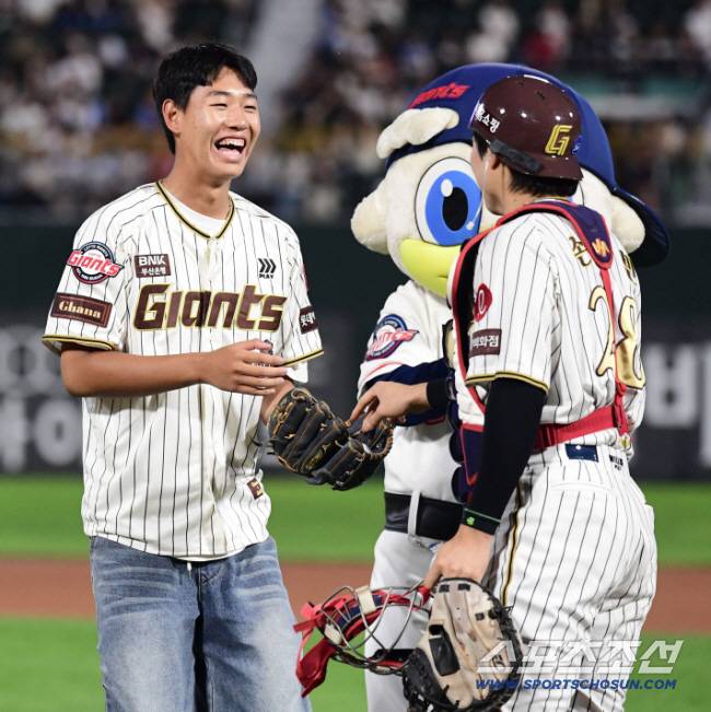 26일 부산 사직야구장에서 열린 KBO리그 롯데와 삼성의 경기. 2026입단 신인 선수들이 홈 팬들 앞에서 첫 인사를 했다. 시구를 마치고 미소 짓는 1라운드 신인 투수 신동건. 부산=송정헌 기자songs@sportschosun.com/2025.09.26/