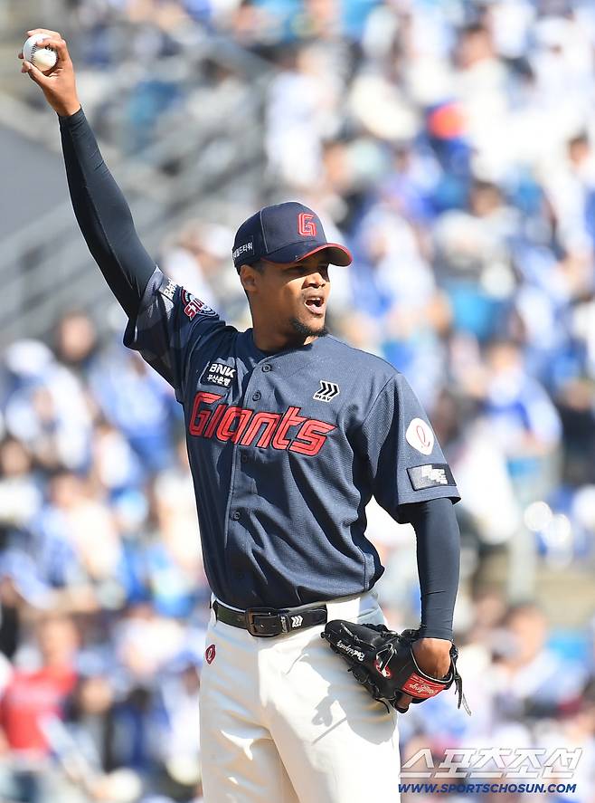 28일 대구 삼성라이온즈파크에서 열리는 삼성과 롯데의 개막전 경기. 선발 투구하고 있는 롯데 로드리게스. 대구=송정헌 기자songs@sportschosun.com/2026.03.28/