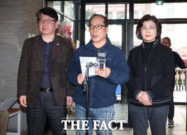 강동오 서울 마포구의회 다선거구 구의원, 소영철 서울시의회 마포구 제2선거구 시의원, 오옥자 서울 마포구의회 라선거구 구의원이 30일 오후 서울 여의도 국민의힘 중앙당사 로비에서 기자회견을 열고 조정훈 당협위원장과 핵심관계자들의 비리 의혹을 제기했다./뉴시스