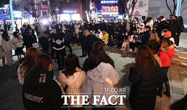 재능 있는 뮤지션이 틱톡이나 유튜브에서 활동을 선택하는 사례는 점점 늘고 있다. 전문가들은 국내에서도 틱톡發 성공 사례가 조만간 나올 것으로 전망하고 있다. 사진은 서울 마포구 홍익대학교 인근 거리에서 버스킹 공연을 하는 뮤지션과 이를 관람하는 관객의 모습이다./더팩트DB