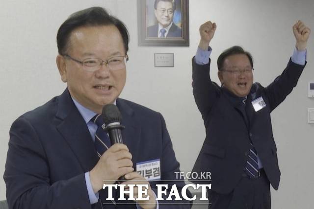 대구시장 출마를 선언한 김부겸 전 국무총리가 3일 오전 서울 여의도 더불어민주당 중앙당사에서 열린 후보자 면접에서 파이팅을 외치고 있다. /여의도=김민지 기자