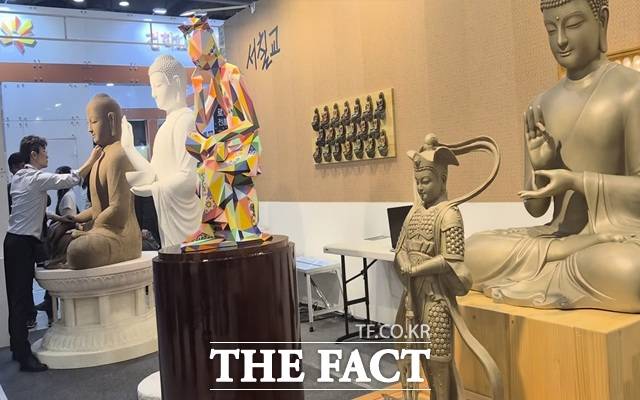 3일 '오승혁의 '현장''이 찾은 서울국제불교박람회에서 마주한 불상들의 모습. 한 작가가 불상을 조각하고 있다. /서울 강남 코엑스=오승혁 기자