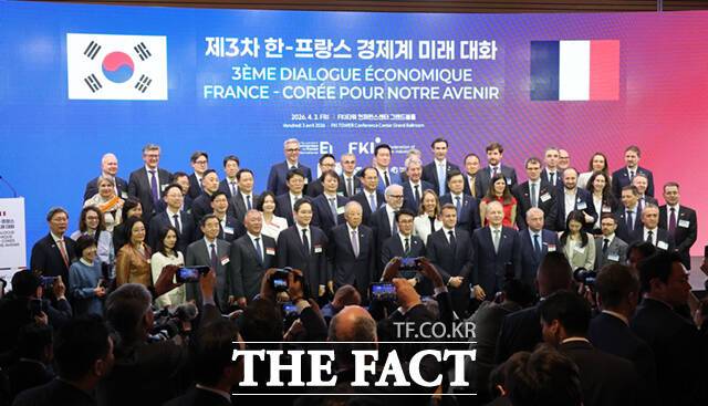 김민석 국무총리와 에마뉘엘 마크롱 프랑스 대통령을 비롯한 주요 경제계 인사들이 3일 서울 여의도 FKI 컨퍼런스센터에서 열린 한-프랑스 경제계 미래대화 폐회식에서 기념촬영을 하고 있다.
