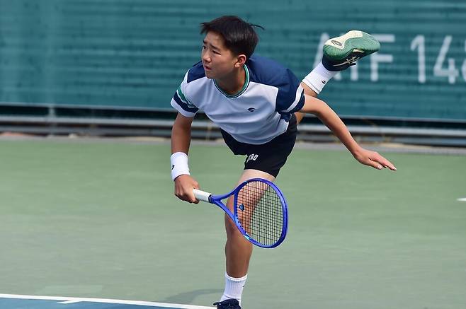 우승자 강건우가 서브를 넣고 있다. KTA