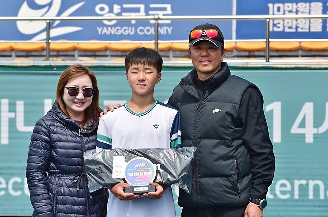 남자단식에서 우승한 강건우가 MG아카데미 원장인 아버지(강병국), 어머니와 함께 시상식 뒤 포즈를 취하고 있다. 사진 KTA