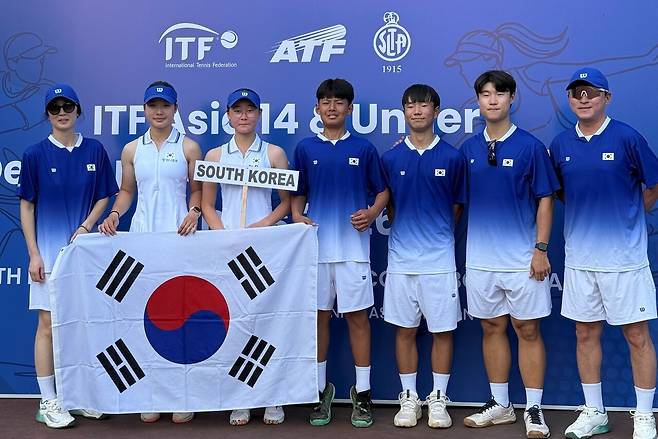 정양진 감독, 김아율, 김서현, 홍승유, 최민건, 임준우 트레이너, 신다워 감독(왼쪽부터). KTA