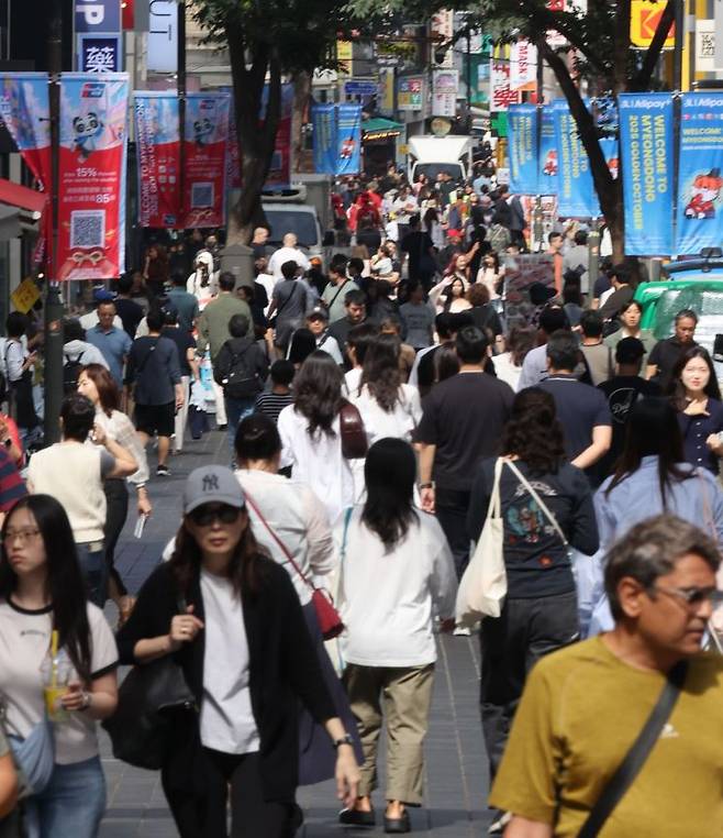 명동 거리가 외국인 관광객과 시민들로 북적이고 있다. 연합뉴스