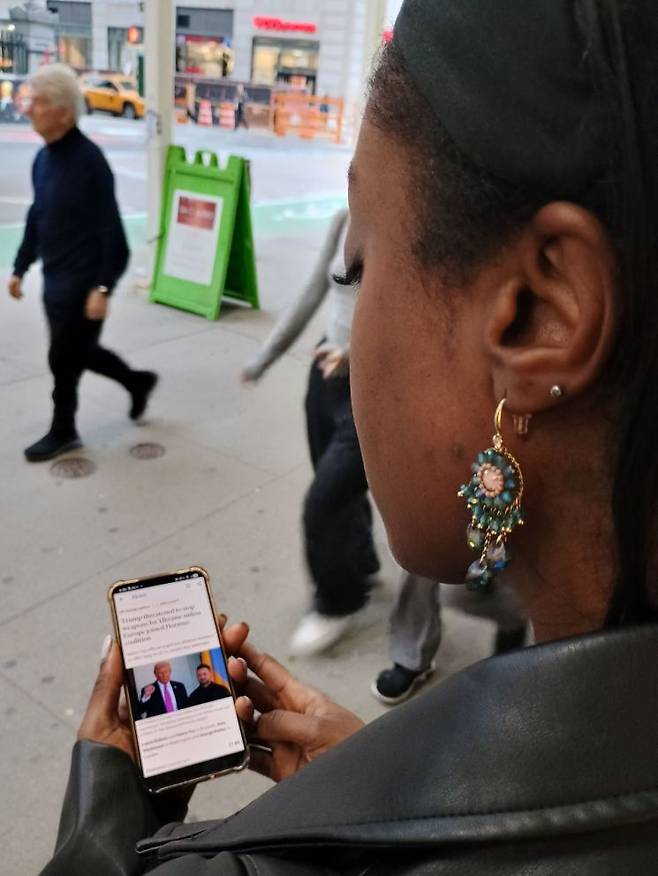 뉴욕 맨해튼에 거주하는 한 시민이 도널드 트럼프 미국 대통령 관련 기사를 읽고 있다. 황윤주 뉴욕 특파원