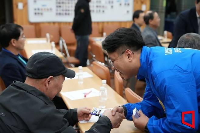 6·3 지방선거에 나온 기초의원 예비후보가 명함을 돌리는 모습. 이지예 기자.