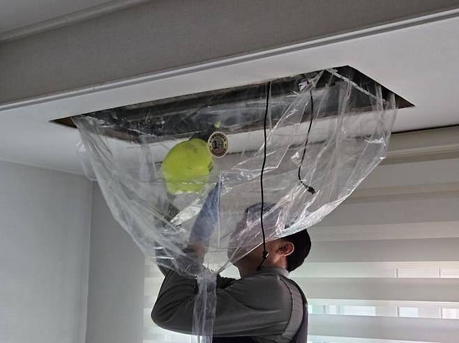 지난 25일 케어 매니저가 LG전자의 휘센 시스템 에어컨 세척을 진행하고 있다. 박준이 기자.