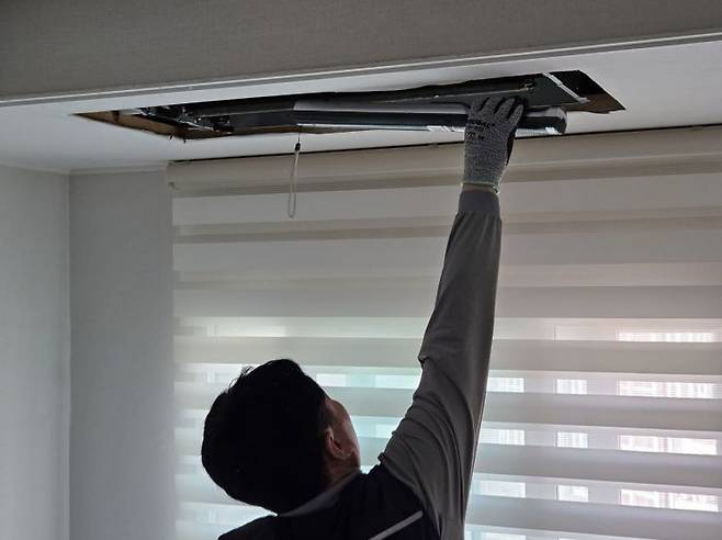 지난 25일 케어 매니저가 LG전자의 휘센 시스템 에어컨에 UV살균을 진행하고 있다. 박준이 기자.