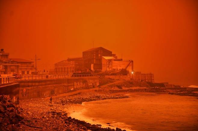 크레타섬 일대 하늘은 마치 핏빛처럼 붉게 변했으며, 이는 모래 입자가 햇빛을 산란·차단하면서 발생하는 현상으로 알려졌다. 현지에서는 공기 중 먼지 농도가 급격히 높아지면서 주민들과 관광객들이 마스크를 착용해야 하는 상황이 이어졌다. AP연합뉴스