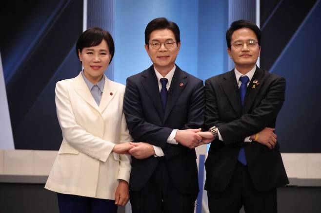 (서울=연합뉴스) 더불어민주당 전현희(왼쪽부터), 정원오, 박주민 서울시장 예비후보가 3일 서울 여의도 KBS 스튜디오에서 열린 더불어민주당 서울시장 본경선 후보자 2차 합동토론회에서 기념 촬영하고 있다. 2026.4.3 [국회사진기자단]    photo@yna.co.kr(끝)