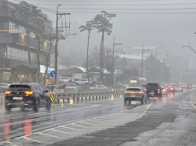 경상·전남권 강한 雨… 제주 호우 특보 [내일날씨]=토요일인 내일(4일) 날씨는 전국이 대체로 흐리다가 밤부터 서쪽 지역은 가끔 구름 많겠다. 아침 최저기온은 8~13℃, 낮 최고기온은 13~21℃가 되겠다. 전남권과 경상권, 제주도를 중심으로 강한 비가 내리는 곳이 있겠고, 제주도에는 호우특보를 발표할 가능성이 있겠으니, 앞으로 발표하는 최신 기상정보를 참고하기 바란다. ⓒbnt뉴스: 오늘날씨, 내일날씨, 주간날씨 예보&nbsp;