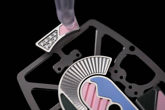 하나의 시계를 완성하기 위해 리차드 밀의 모든 기술력이 집약된다.