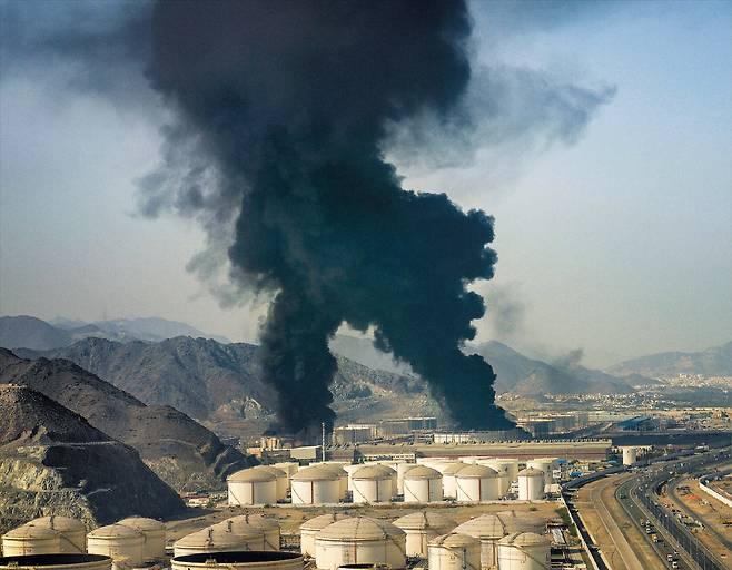 아랍에미리트(UAE) 푸자이라항 석유 시설이 14일 이란의 드론 공격을 받아 불길과 검은 연기가 치솟고 있다. /AP연합뉴스