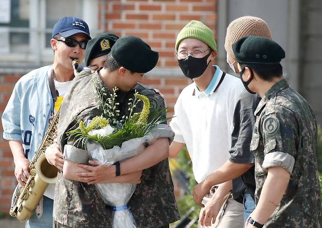 그룹 방탄소년단(BTS) RM, 지민, 제이홉, 뷔, 정국이 2024년 6월 경기도 연천 소재 육군 제5보병사단 신병교육대대에서 육군 현역으로 군 복무를 마친 진(왼쪽)을 축하하고 있다. /뉴스1