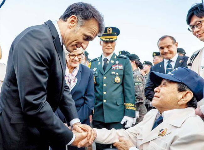 참전용사 손 잡은 마크롱 2일 방한한 에마뉘엘 마크롱 프랑스 대통령이 이날 오후 서울 용산구 전쟁기념관을 방문해 6·25 참전 용사 이병선씨와 악수하고 있다. /국가보훈부