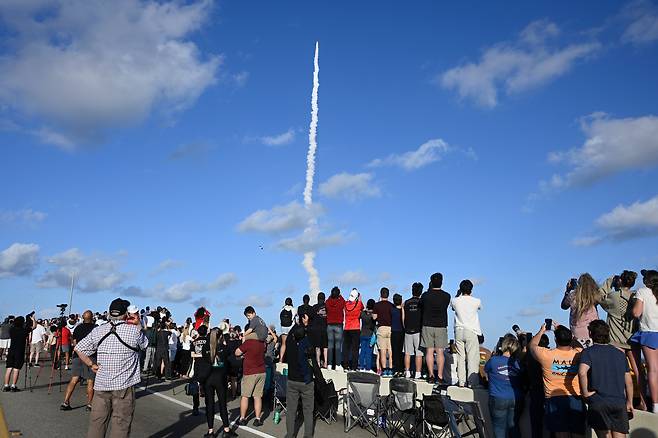 1일 플로리다 티투스빌에서 NASA의 아르테미스 II 달 탐사 로켓이 발사되는 모습을 구경하는 관중들./AP 연합뉴스