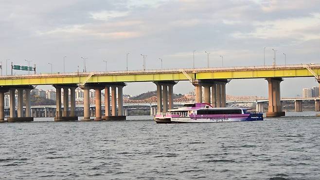 1일 오후 운항 중인 한강버스. /윤희훈 기자
