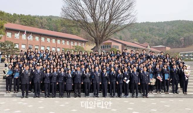 이명구 관세청장(앞줄 오른쪽 일곱 번째)이 3일 관세국경인재개발원에서 열린 관세청 입문과정 수료식을 마치고 기념 촬영하고 있다.ⓒ관세청