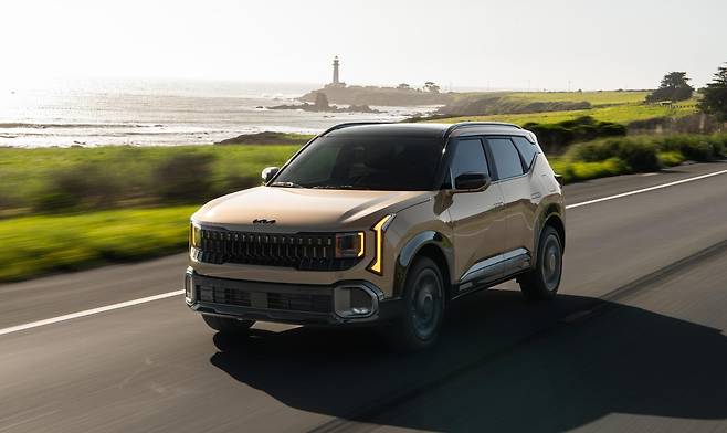 현대자동차그룹이 2026 뉴욕 국제 오토쇼에서 북미 시장 공략을 위한 맞춤형 차량을 대거 선보였다. 기아는 실용성을 강조한 ‘디 올 뉴 셀토스’를 북미 최초로 공개했다. 현대차그룹 제공