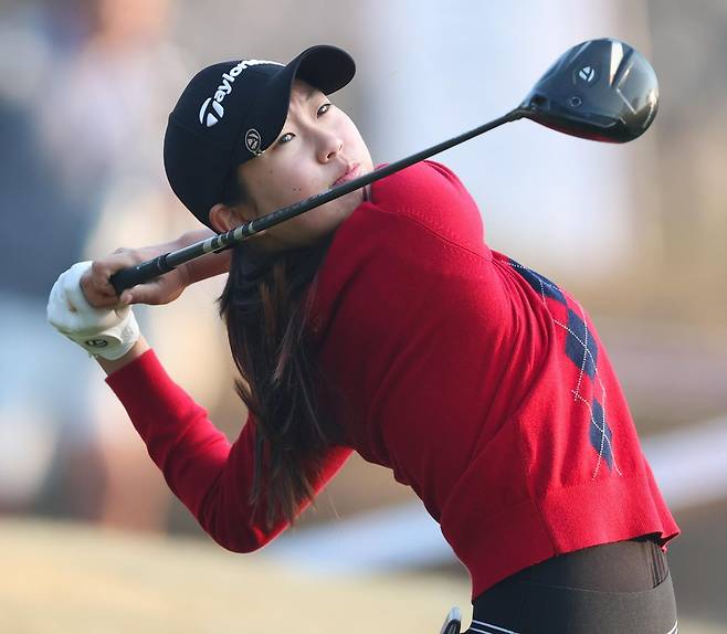 중학교 2학년인 김서아가 2일 열린 한국여자프로골프(KLPGA)투어 국내 개막전 더 시에나 오픈 1라운드에서 호쾌한 티샷을 하고 있다. 키 170cm의 김서아는 장타를 앞세워 쟁쟁한 프로 언니들을 제치고 공동 2위에 올랐다. KLPGA투어 제공
