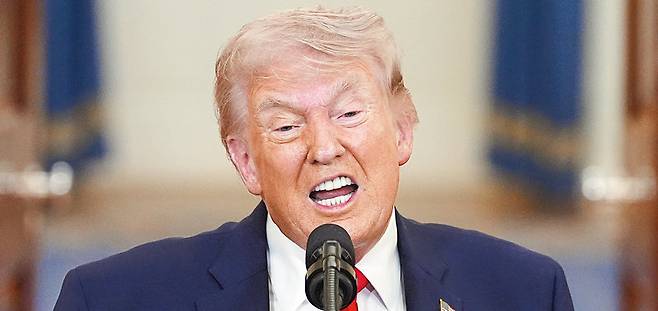 트럼프 대통령이 1일(현지 시간) 미 워싱턴 백악관에서 대이란 전쟁 관련 대국민 연설을 하고 있다. 그는 이날 이란과의 종전 협상 가능성을 열어 놓으면서도 “앞으로 2, 3주 동안 이란에 극도로 강력한 공격을 가해 ‘석기시대’로 되돌려 놓을 것”이라고 압박했다. 당초 기대됐던 종전 시기나 방식에 대한 언급은 없었다. 워싱턴=AP 뉴시스