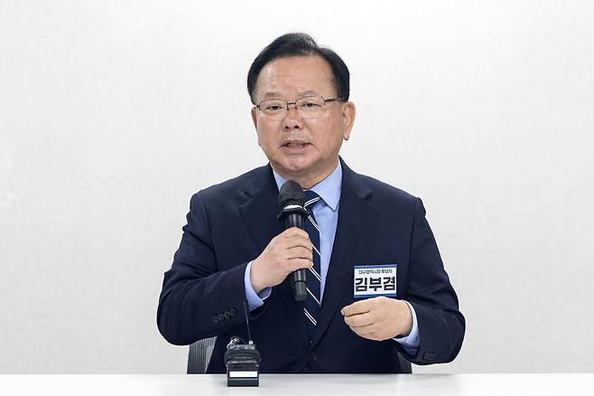 대구시장 출마를 선언한 김부겸 전 국무총리가 3일 오전 서울 여의도 더불어민주당 중앙당사에서 후보자 면접을 보고 있다. 뉴스1