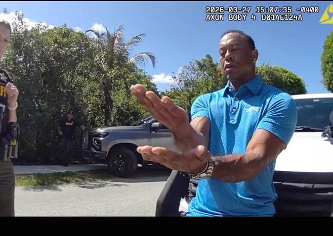 지난달 27일 미국 플로리다주 마틴 카운티에서 음주 운전 후 사고를 낸 골프 선수 타이거 우즈가 경찰에게 자신의 휴대전화를 제출하고 있다. 2026.04.03 마틴 카운티(미 플로리다주)=AP 뉴시스