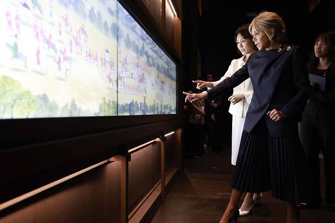 김혜경 여사와 에마뉘엘 마크롱 프랑스 대통령 부인 브리지트 마크롱 여사가 3일 친교 일정으로 서울 용산구 국립중앙박물관을 방문해 외규장각 의궤실 관람을 하고 있다. 청와대통신사진기자단