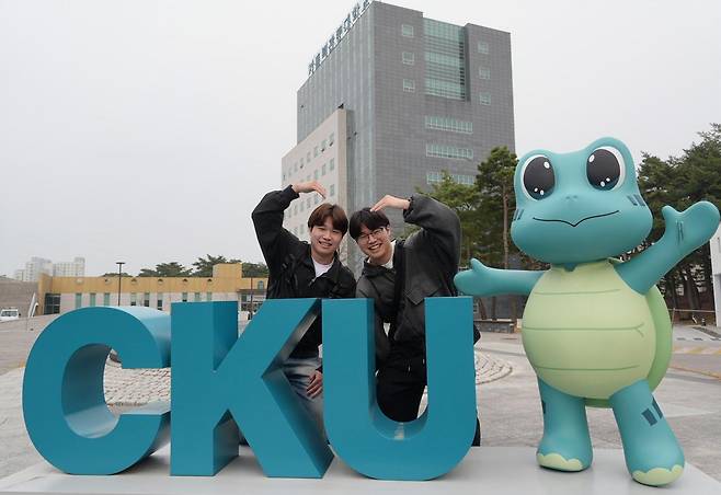 가톨릭관동대 국어교육과에 함께 입학한 쌍둥이 형 정운성 군(왼쪽)과 동생 운호 군. 가톨릭관동대 제공