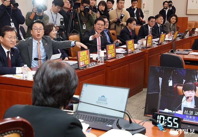 25일 국회에서 열린 윤석열 정권 정치검찰 조작기소 의혹 사건 진상규명 국정조사특별위원회.국민의힘 의원들은 ‘이재명 죄지우기 특위 반대’ 피켓을 노트북에 걸고 더불어민주당의 ‘이재명 죄 지우기 특위’라며 강력 반발했다. 2026.03.25 이훈구 기자 ufo@donga.com