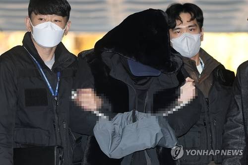 서울 도심에서 일본인 관광객 모녀를 들이받아 이들 중 어머니인 50대 여성을 숨지게 한 음주운전자 서모씨가 5일 서울 서초구 서울중앙지방법원에서 열린 구속 전 피의자 심문(영장실질심사)에 출석하고 있다.  [연합뉴스]