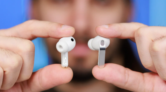 삼성전자의 무선 이어폰 라인업에 정체불명의 신제품이 포착되면서 관심이 커지고 있다. 사진=폰아레나