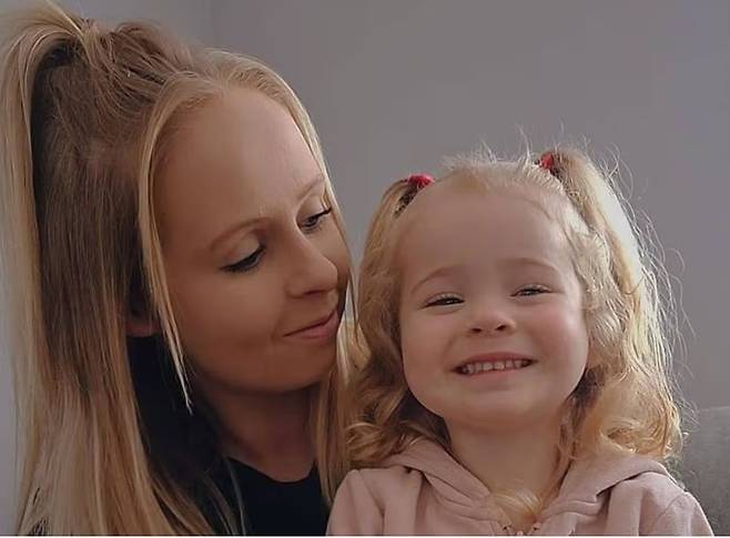 엘레인-마리 텔퍼(31세)와 그녀의 딸 스카일러 스미스. 스카일러는 겨우 세 살 때 관절염 진단을 받았다. 출처=더 미러