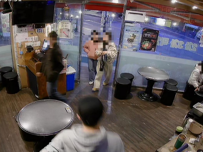 무전취식 가해 여성들이 식당 안으로 들어서는 모습이 식당 CCTV에 고스란히 담겨 있다. A씨는 이처럼 명확한 증거를 매번 제출하고도 범인을 잡지 못하는 현실에 절규하고 있다. /사진=보배드림