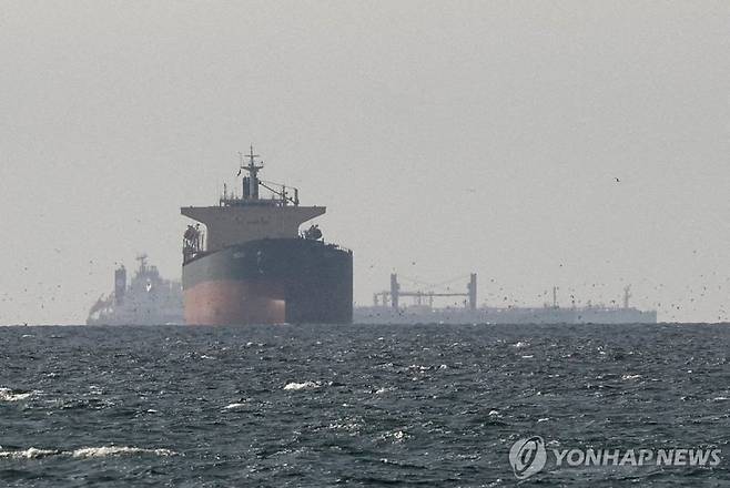 호르무즈 해협 인근에 정박 중인 화물선들.출처=연합뉴스