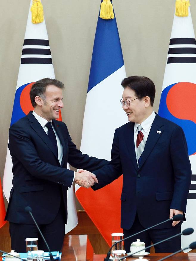 이재명 대통령과 에마뉘엘 마크롱 프랑스 대통령이 3일 청와대에서 열린 한-프랑스 정상회담에서 기념촬영을 하며 악수하고 있다. 뉴시스