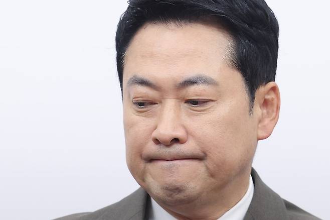 장동혁 국민의힘 대표가 2일 서울 여의도 국회에서 열린 최고위원회의에서 생각에 잠겨 있다. 뉴스1