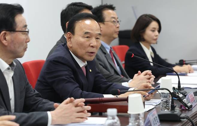 국민의힘 6·3 지방선거 및 국회의원 재·보궐 선거 공천을 맡을 박덕흠 신임 공천관리위원장이 2일 오후 서울 영등포구 국민의힘 당사에서 열린 공천관리위원회 첫 회의에서 모두발언을 하고 있다. 뉴스1